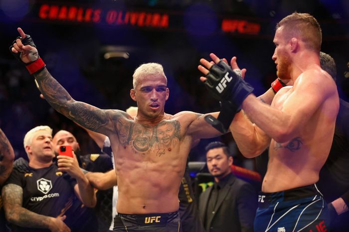 Petarung MMA, Charles Oliveira, merayakan kemenangan atas Justin Gaethje pada laga perebutan gelar divisi kelas ringan pada UFC 274 di Footprint Center, Phoenix, Amerika Serikat, 7 Mei 2022. Oliveira sendiri tidak menjadi juara walau menang karena gagal mencapai batas berat badan.