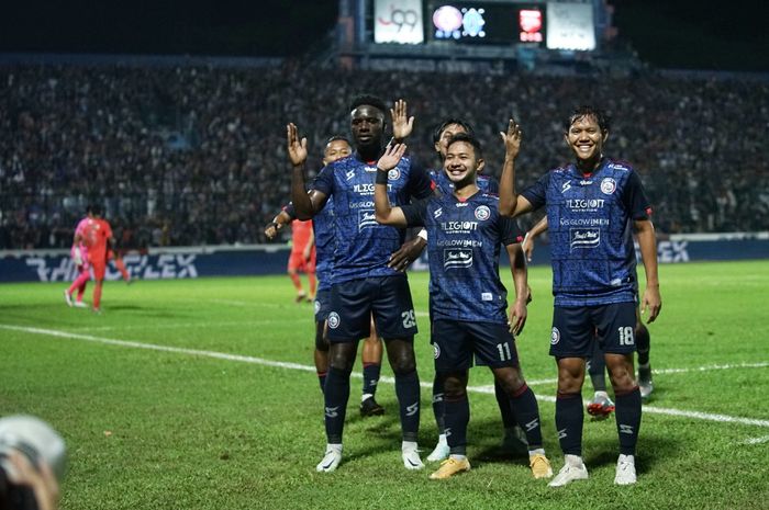 Selebrasi striker Arema FC, Abel Issa Camara usai cetak gol tunggal kemenangan Arema FC di final leg pertama Piala Presiden 2022 di Stadion Kanjuruhan, Kabupaten Malang