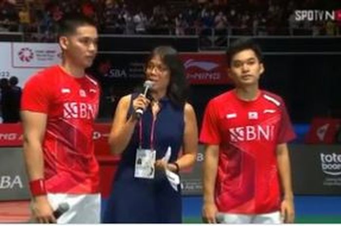 Pasangan ganda putra Indonesia, Leo Rolly Carnando/Daniel Marthin, keluar sebagai kampiun Singapore Open 2022 usai merampungkan laga yang bertajuk All Indonesian Finals di Singapore Indoor Stadium, Minggu (17/7/2022).