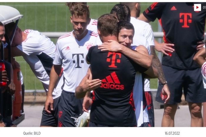 Robert Lewandowski berpamitan dengan rekan setim dan staf di Bayern Muenchen sebelum transfernya ke Barcelona rampung.