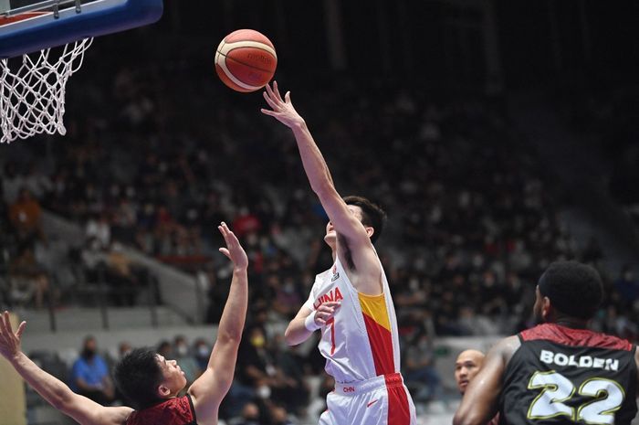 Pebasket China, Sun Minghui (tengah), melewati adangan dua pemain Indonesia, Abraham Damar Grahita (kiri) dan Marques Terrel Bolden (kanan), pada play-off FIBA Asia Cup 2022 di Istora Gelora Bung Karno, Senayan, Jakarta 18 Juli 2022. Indonesia harus mengakui keunggulan China sehingga gagal mencapai target perempat final untuk lolos ke FIBA World Cup 2023.