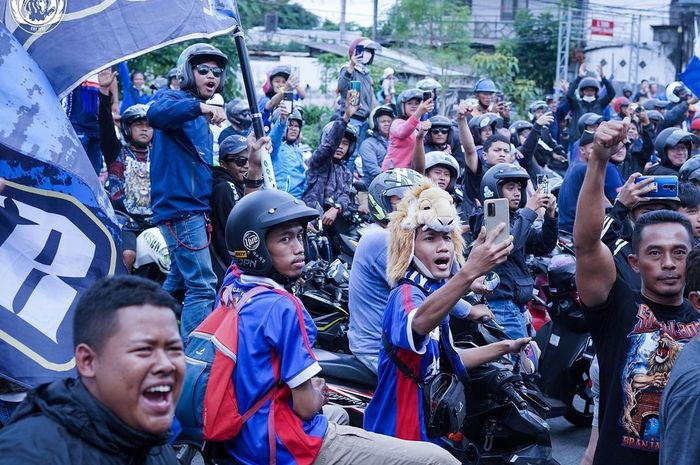 Euforia luar biasa Aremania menjadi pemandangan yang terhampar di Kota Malang, Jawa Timur, Senin (18/7/2022).