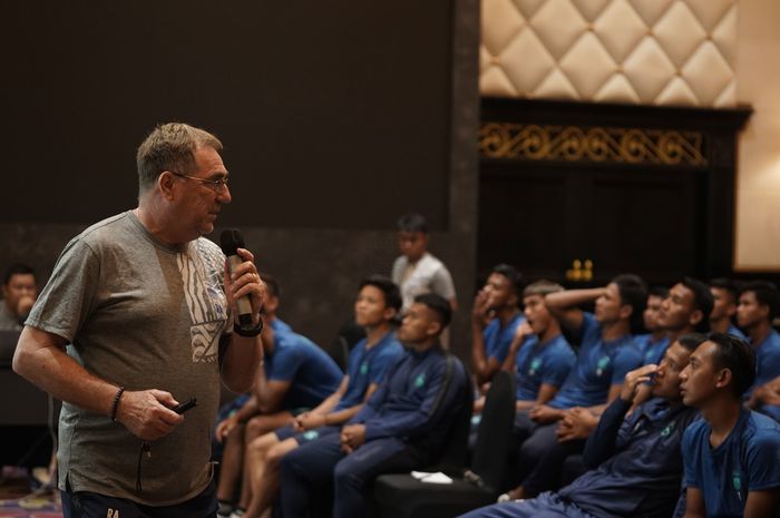 Robert Rene Alberts pelatih Persib tengah mempresentasikan ide-idenya agar bisa meraih juara di Liga 1 2022-2023