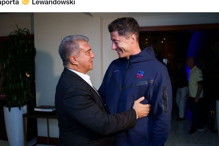 Presiden Barcelona, Joan Laporta, bertemu dengan striker baru El Barca, Robert Lewandowski.