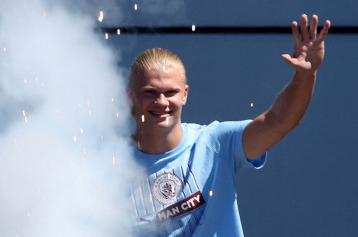 Erling Haaland dalam acara peresmian skuad Manchester City di Etihad Stadium (10/7/2022).