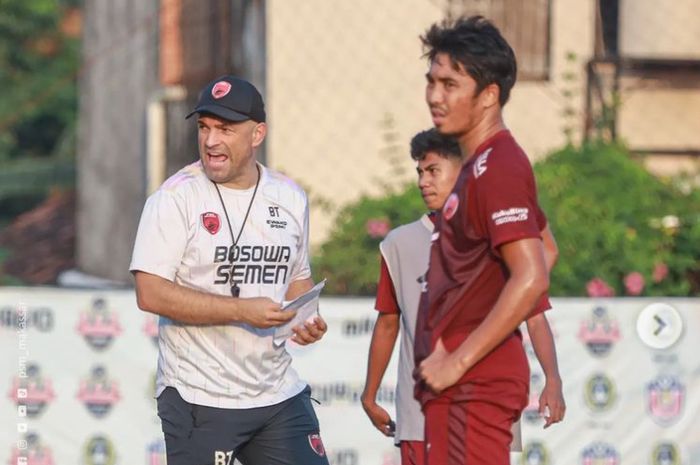 Pelatih PSM Makassar, Bernardo Tavares saat memimpin latihan tim