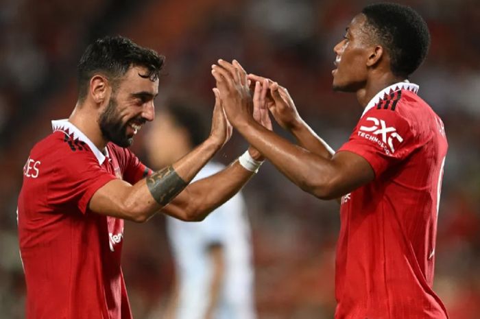 Bruno Fernandes memuji Anthony Martial, yang dinilai lebih dan bermafaat bagi Manchester United ketimbang Cristiano Ronaldo.