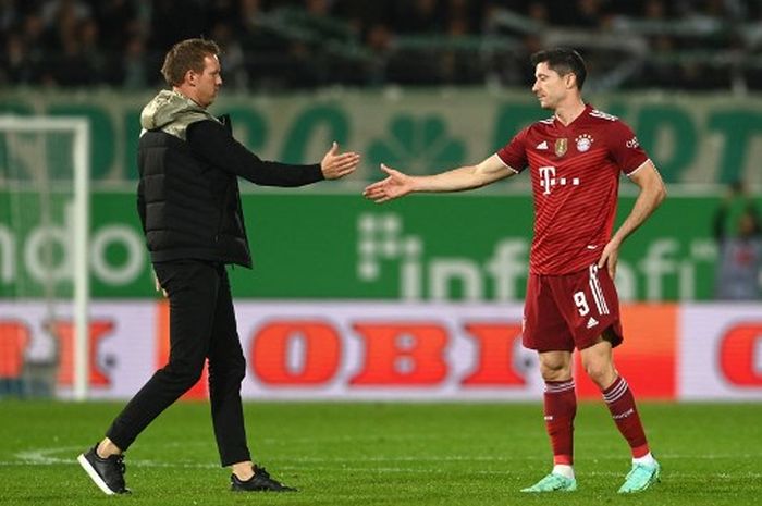 Tatap laga Liga Champions, Bayern Muenchen vs Barcelona, Julian Nagelsmann menilai ada satu bek Bayern yang bisa menjaga Robert Lewandowski.