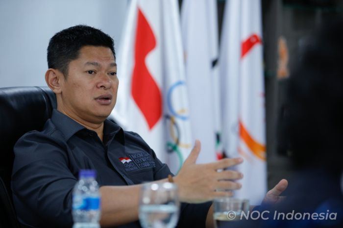 Ketua NOC Indonesia, Raja Sapta Oktohari memberikan penjelasan tentang kualifikasi Olimpiade Paris 2024 di Kantor NOC di Senayan, Jakarta, Kamis (20/7/2022).