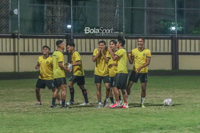 Suasana latihan Bhayangkara FC di Stadion PTIK, Jakarta, 20 Juli 2022.