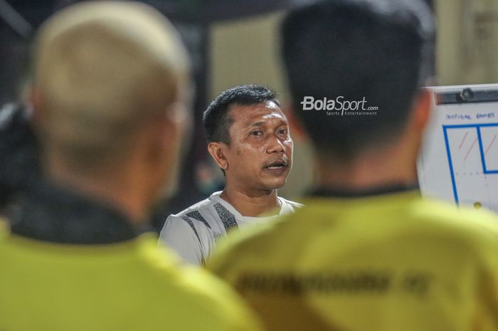 Pelatih Bhayangkara FC, Widodo Cahyono Putro, nampak sedang memberikan intruksi kepada para pemainnya dalam sesi latihan di Stadion PTIK, Jakarta, 20 Juli 2022.