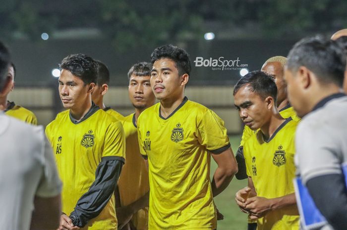 (Dari kiri ke kanan) Alsan Sanda, Muhammad Hargianto, Nurhidayat Haji Haris, dan Muhammad Fatchurohman nampak sedang mendengarkan intruksi pelatih dalam sesi latihan Bhayangkara FC di Stadion PTIK, Jakarta, 20 Juli 2022.