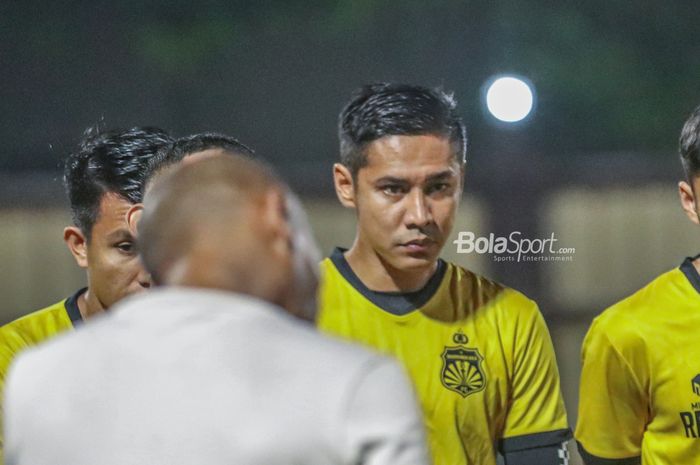 Bek Bhayangkara FC, Indra Kahfi, nampak serius mendengarkan intruksi pelatih saat sesi latihan di Stadion PTIK, Jakarta, 20 Juli 2022.