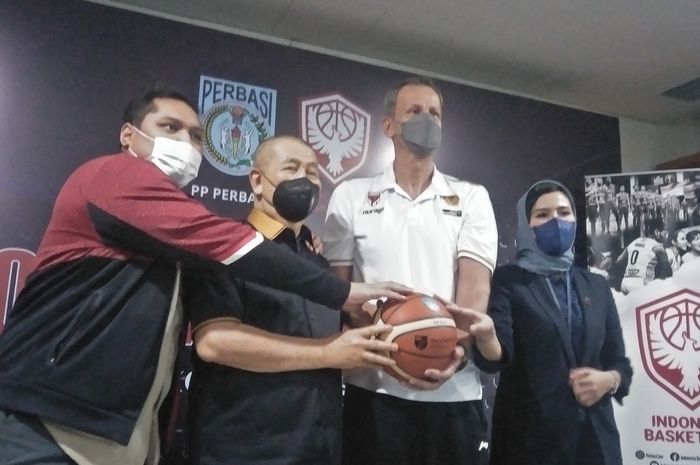 Manajer Timnas Bola Basket Indonesia Jeremy Imanuel Santoso, Ketum PP Perbasi, Danny Kosasih, Pelatih Timnas Bola Basket Indonesia Milos Pejic, dan Sekjen PP Perbasi, Nirmala Dewi, usai konferensi pers di Kantor PP Perbasi,  Jakarta,  Kamis (21/7/2022).