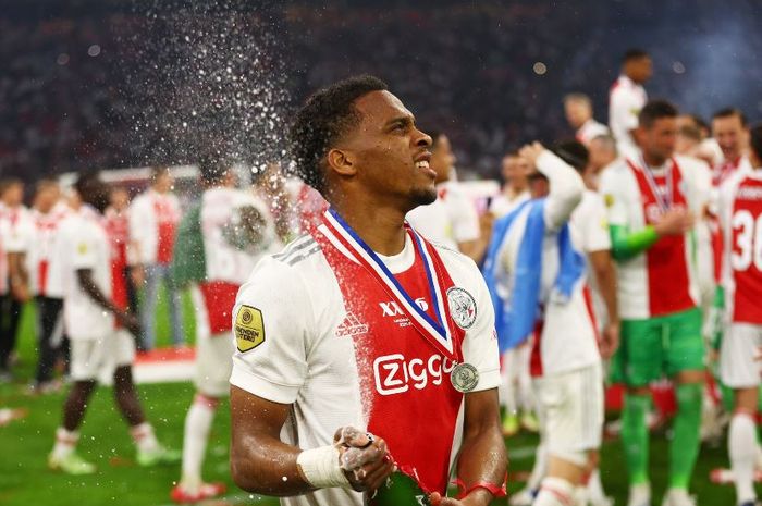 Bek tengah Ajax yang tengah diincar Manchester United, Jurrien Timber, saat merayakan gelar juara.