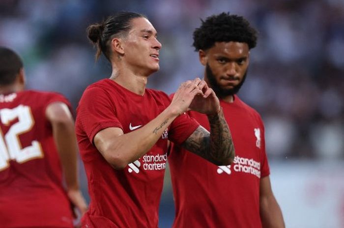 Darwin Nunez (kiri) mencetak 4 gol pada duel pramusim Liverpool melawan RB Leipzig di Red Bull Arena, Leipzig (21/7/2022).