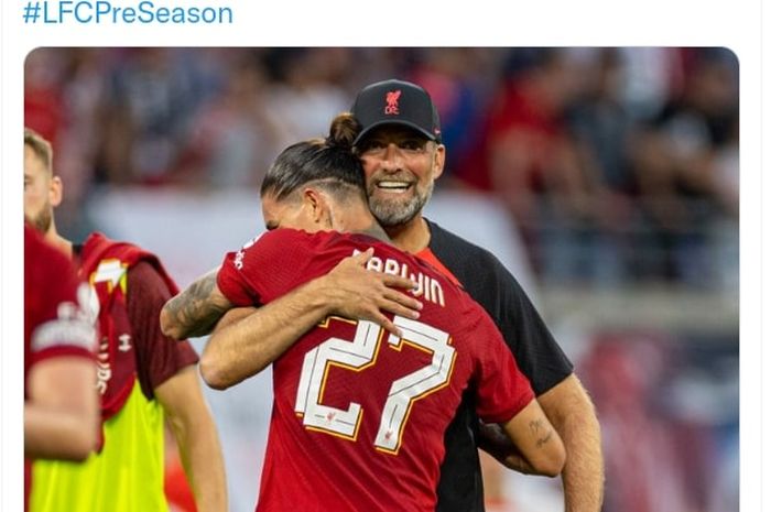 Darwin Nunez berpelukan dengan Juergen Klopp usai Liverpool menggilas RB Leipzig dalam duel uji coba di Red Bull Arena (21/7/2022).