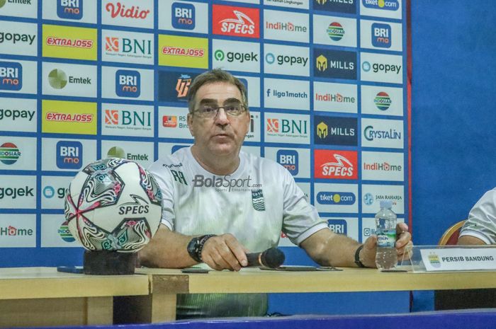 Pelatih Persib Bandung, Robert Rene Alberts, saat sedang memberikan keterangan kepada awak media di Stadion Wibawa Mukti, Cikarang, Jawa Barat, 23 Juli 2022.