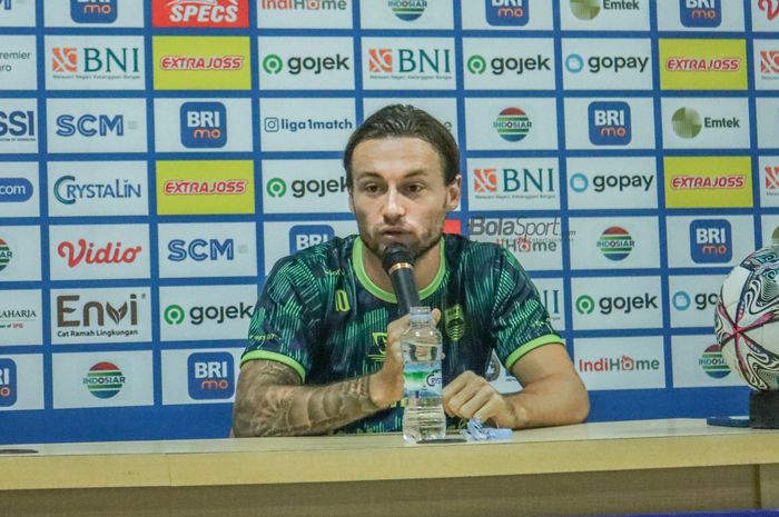 Gelandang Persib Bandung, Marc Klok, saat sedang memberikan keterangan kepada awak media di Stadion Wibawa Mukti, Cikarang, Jawa Barat, 23 Juli 2022.