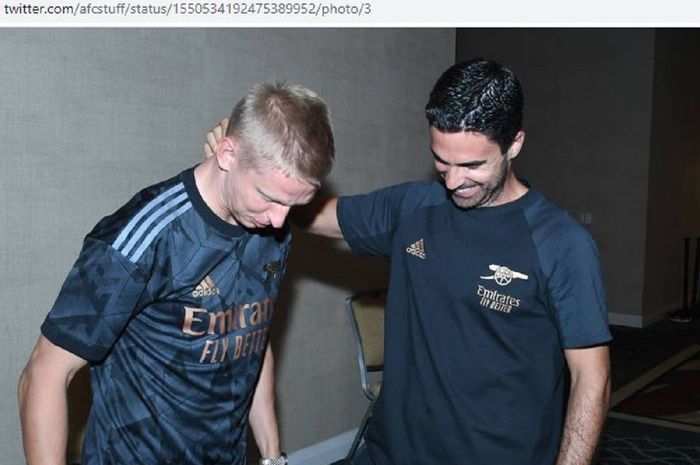 Oleksandr Zinchenko (kiri) dan pelatih Arsenal, Mikel Arteta, bertemu setelah peresmian transfer kepindahan dari Man City.