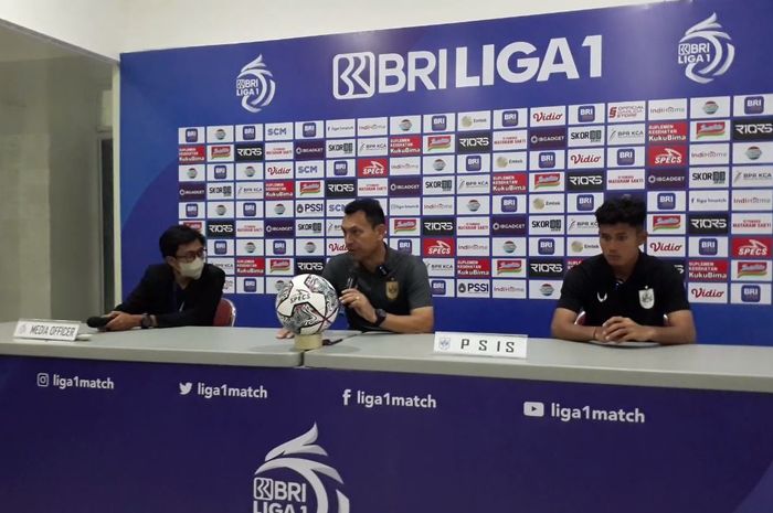 Pelatih PSIS Semarang, Sergio Alexandre saat melakukan konferensi pers pasca laga melawan RANS Nusantara FC di Stadion Jatidiri, Semarang, Sabtu (23/7/2022).