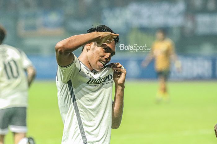 Pemain Persib Bandung, Frets Butuan, sedang melakukan selebrasi hormat seusai mencetak gol di Stadion Wibawa Mukti, Cikarang, Jawa Barat, 24 Juli 2022.