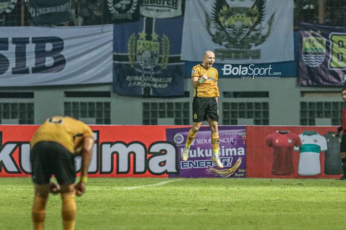 Striker Bhayangkara FC, Youssef Ezzejjari (kanan), nampak melompat kegirangan pasca mencetak satu gol di Stadion Wibawa Mukti, Cikarang, Jawa Barat, 24 Juli 2022.