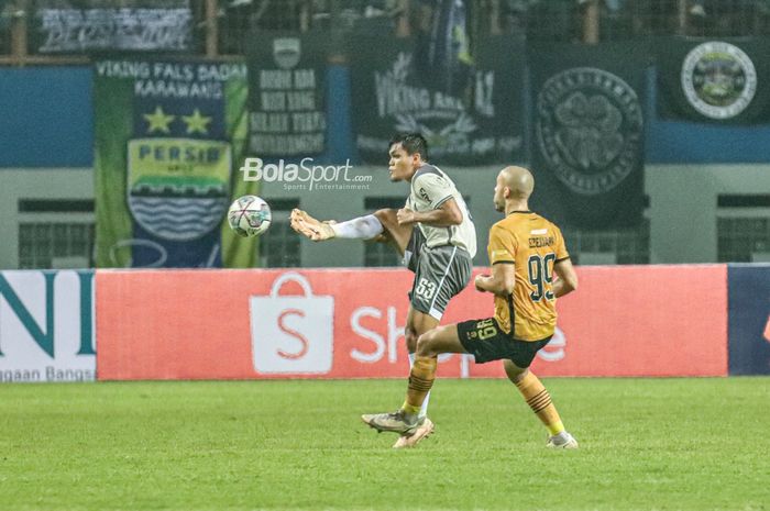 Suasana pertandingan Bhayangkara FC versus Persib Bandung di Stadion Wibawa Mukti, Cikarang, Jawa Barat, 24 Juli 2022.