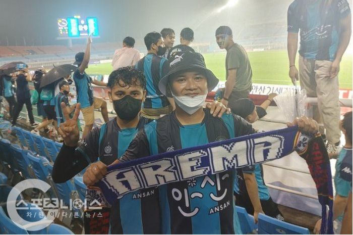 Suporter Arema FC datang untuk mendukung Asnawi Mangkualam tampil bersama Ansan Greeners di Stadion Ansan Wa.