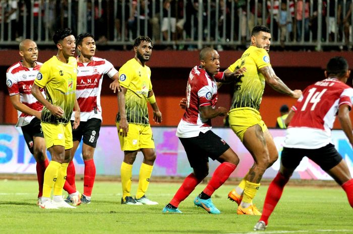 Suasana pertandingan Madura United vs Barito Putera di Stadion Ratu Pamelingan, Pamekasan, Sabtu (23/7/2022) malam.