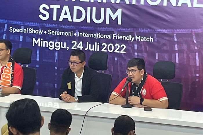 Ketua Umum The Jakmania, Diky Soemarno, angkat bicara terkait robohnya pagar stadion JIS