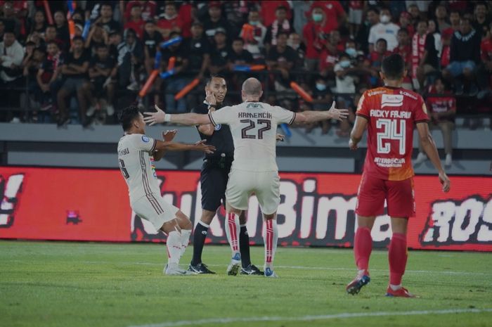 Para pemain Persija Jakarta melakukan protes kepada wasit Fariq Hitaba dalam laga melawan Bali United