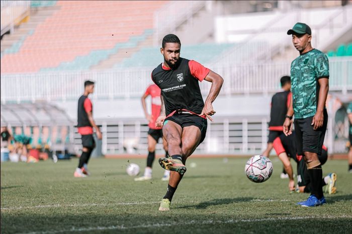 Penyerang Persebaya Surabaya, Silvio Junior, saat menjalani official training jelang laga melawan Persikabo 1973, Sabtu (24/7/2022).