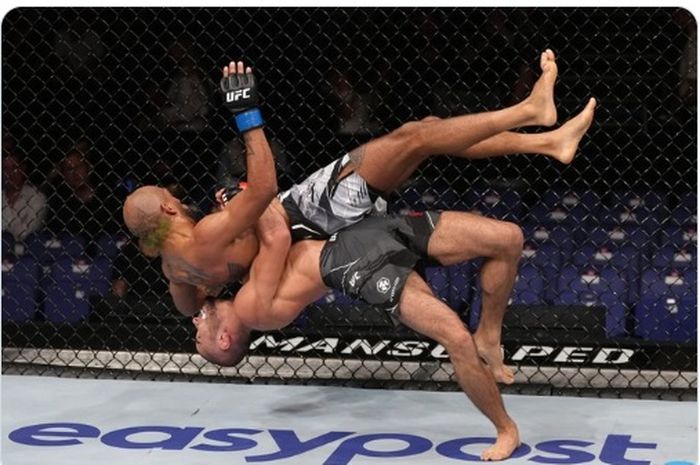 Aksi Muhammad Mokaev membanting Charles Johnson dalam gelaran UFC London, Minggu (24/7/2022) WIB di O2 Arena.