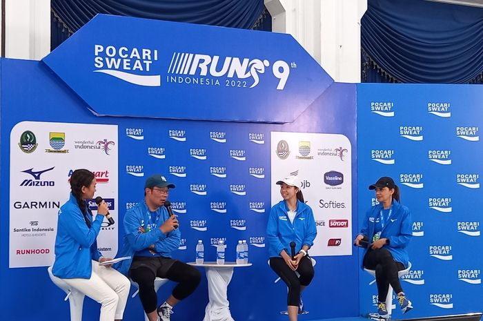 Gubernur Jawa Barat Ridwan Kamil, Marketing Director PT. Amerta Indah Otsuka, Puspita Winawati , Celebrity Runner Najwa Shihab, dipandu oleh Melanie Putria pada konferensi pers Pocari Sweat Run Indonesia 2022 di Gedung Sate, Bandung, Minggu (24/7/2022). 