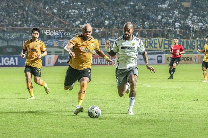 Bek Bhayangkara FC, Anderson Salles (kiri), sedang berebut bola dengan striker Persib Bandung bernama David da Silva dalam laga pekan pertama Liga 1 2022 di Stadion Wibawa Mukti, Cikarang, Jawa Barat, 24 Juli 2022.