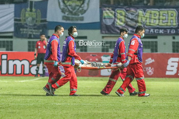 Pemain Persib Bandung, Beckham Putra Nugraha, sedang ditandu keluar lapangan saat bertanding di Stadion Wibawa Mukti, Cikarang, Jawa Barat, 24 Juli 2022.