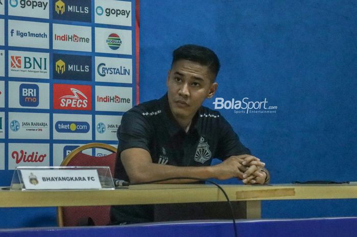 Pemain Bhayangkara FC, Indra Kahfi, saat menghadiri jumpa pers di Stadion Wibawa Mukti, Cikarang, Jawa Barat, 24 Juli 2022.