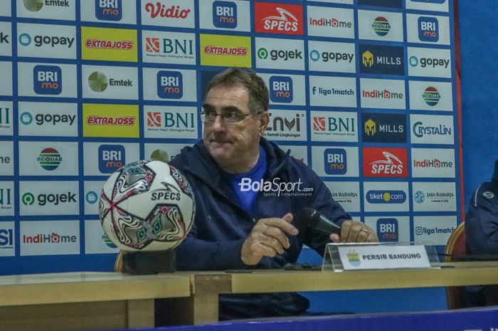 Pelatih Persib Bandung, Robert Rene Alberts, saat menghadiri sesi jumpa pers saat menghadiri jumpa pers di Stadion Wibawa Mukti, Cikarang, Jawa Barat, 24 Juli 2022.