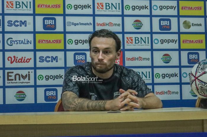 Gelandang Persib Bandung, Marc Klok, saat menghadiri sesi jumpa pers di Stadion Wibawa Mukti, Cikarang, Jawa Barat, 24 Juli 2022.