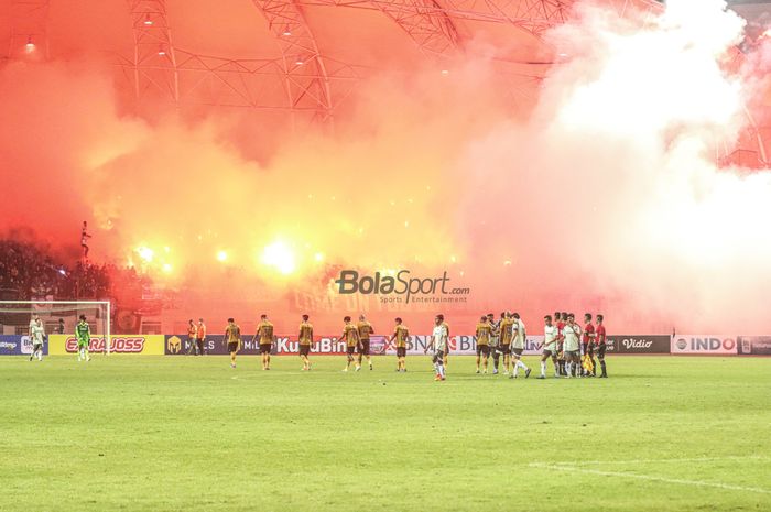 Persebaya Surabaya dipastikan mendapat sanksi berat akibat ulah suporter yang menyalakan flare.