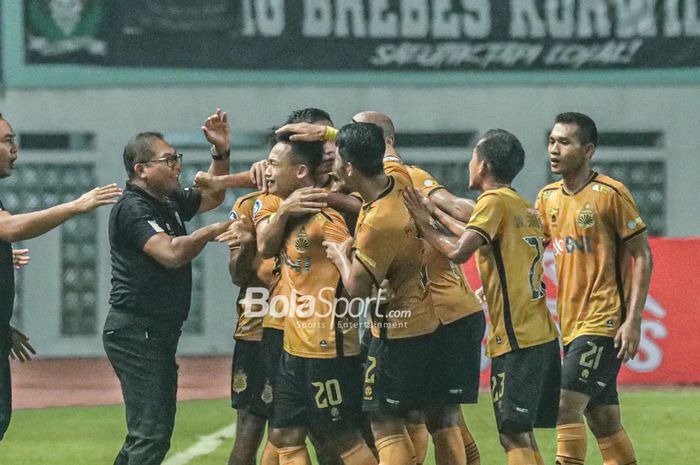 Sani Rizki Fauzi nampak emosional saat merayakan golnya bersama sejumlah pemain Bhayangkara FC di Stadion Wibawa Mukti, Cikarang, Jawa Barat, 24 Juli 2022.