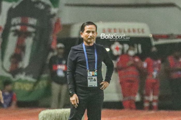 Pelatih Persikabo 1973, Djajang Nurdjaman, sedang memantau para pemainnya bertanding dalam laga pekan pertama Liga 1 2022 di Stadion Pakansari, Bogor, Jawa Barat, 25 Juli 2022.