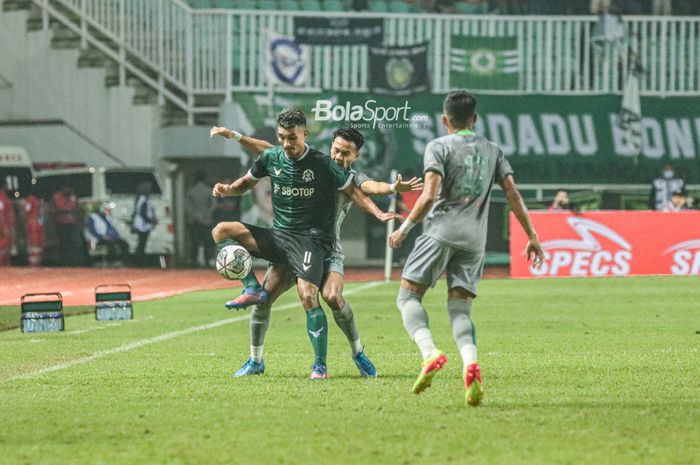 Pemain Persikabo 1973, Gustavo Henrique Barbosa Freire (kiri), sedang menguasai bola dan dibayangi pilar Persebaya Surabaya bernama Koko Ari Araya (kanan) dalam laga pekan pertama Liga 1 2022 di Stadion Pakansari, Bogor, Jawa Barat, 25 Juli 2022.