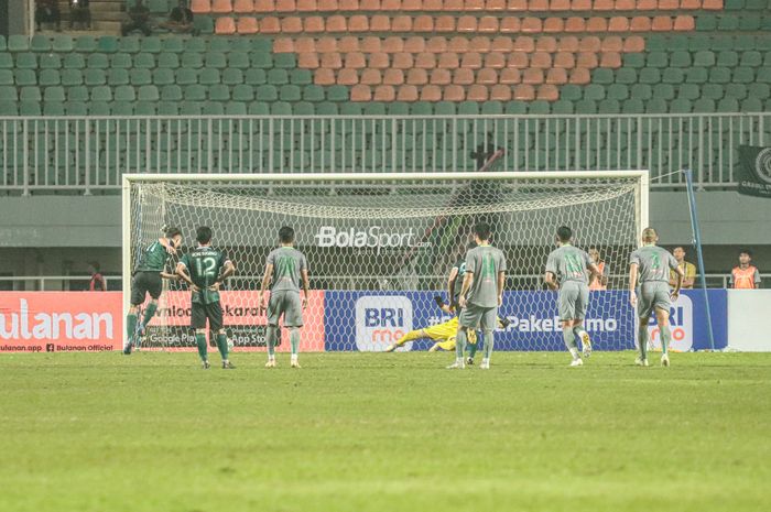 Pemain Persikabo 1973, Gustavo Henrique Barbosa Freire alias G. Tocantins, saat mengeksekusi penalti dalam laga pekan pertama Liga 1 2022 di Stadion Pakansari, Bogor, Jawa Barat, 25 Juli 2022.