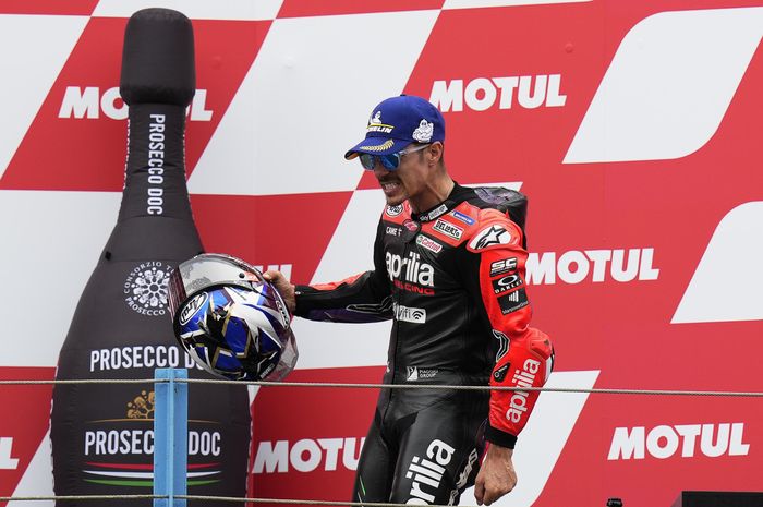 Pembalap Aprilia Racing, Maverick Vinales, saat merayakan finis tiga besar pada MotoGP Belanda 2022 di Sirkuit Assen, 26 Juni 2022. Ini adalah raihan podium pertama Vinales sejak gabung Aprilia.