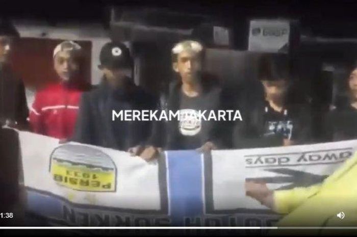 Sejumlah bobotoh atau suporter Persib Bandung meminta maaf atas penganiayaan terhadap suporter Persija Jakarta, Senin. (25/7/2022)