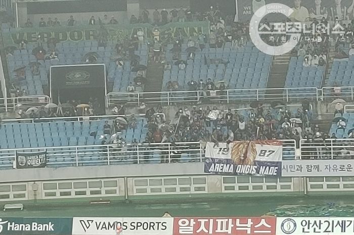 Spanduk Arema Ongis Nade terbentang pada Laga Ansan Greeners vs Gimpo FC di K-League 2, Stadion Ansan Wa, Sabtu (23/7/2022).