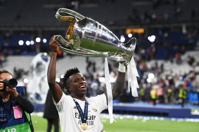 Winger Real Madrid, Vinicius Junior, mengangkat trofi Liga Champions seusai laga final kontra Liverpool di Stadion Stade de France, 28 Mei 2022.