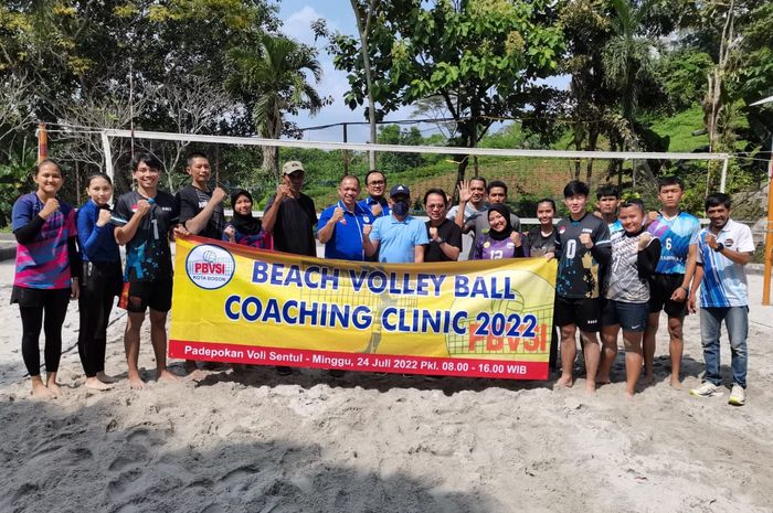 Peserta coaching clinic voli pantai kota Bogor berpose di Padepokan Voli, Sentul, Bogor, Jawa Barat, Senin (25/7/2022).